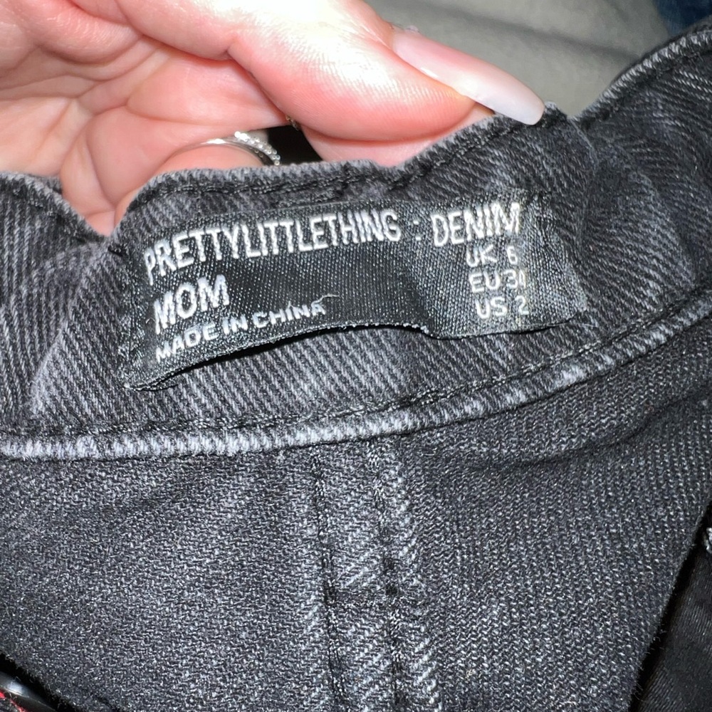 NWT PRETTYLITTLETHING Washed Black Ripped Mom Jeans - Picture 5 of 5